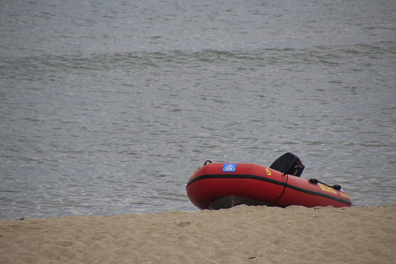 DLRG Schlauchboot am Strand