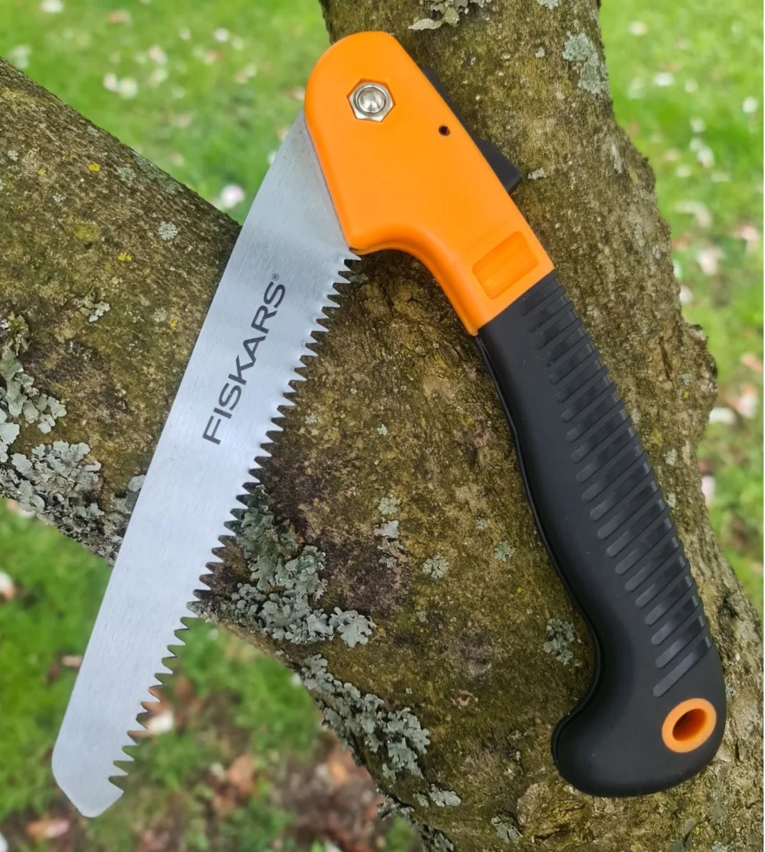 KLAPPSÄGE der Marke FISKARS