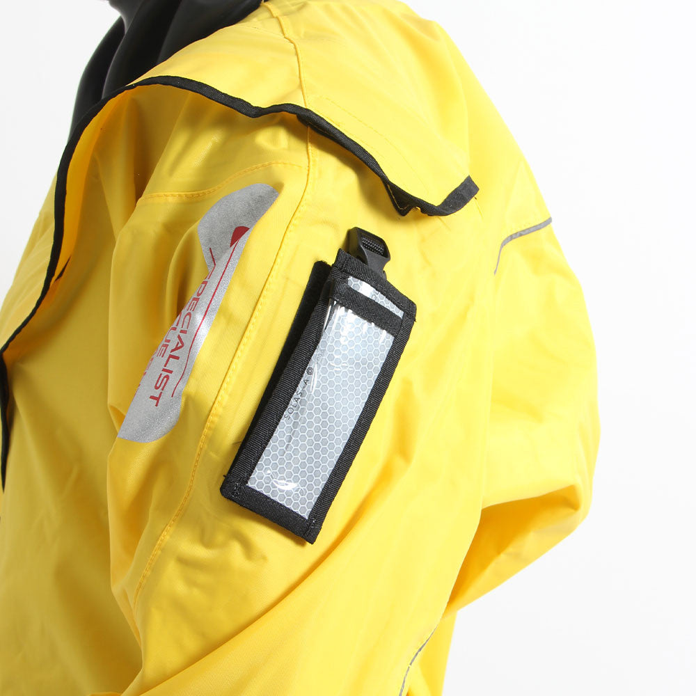 Detailansicht des Responder Trockenanzugs mit Reflexhalterung und Schultertasche – durchdachte Ausstattung für Wasserrettung, Strömungsrettung, Hochwassereinsatz und Feuerwehrkräfte.