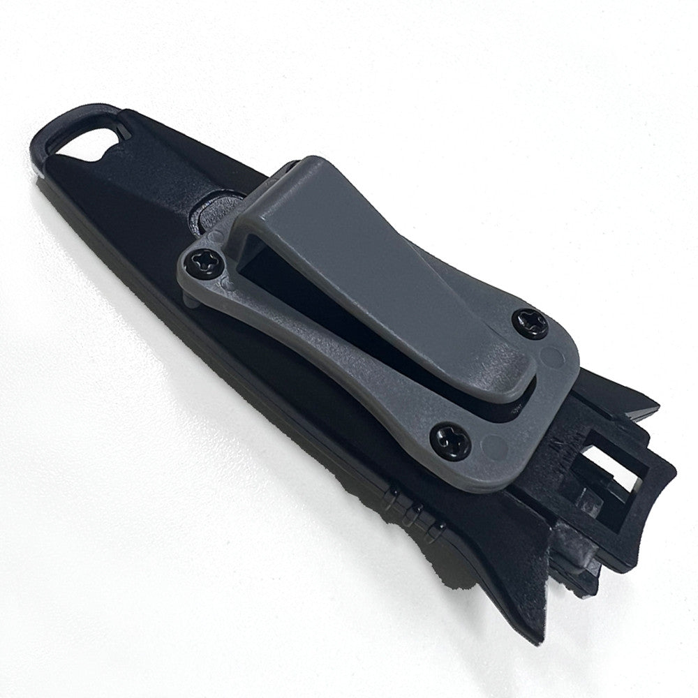 Rückansicht der Rettungsmesser-Scheide mit stabilem Gürtelclip zur sicheren Befestigung an Einsatzgurt, Feuerwehrschutzkleidung, Rettungsweste oder taktischer Ausrüstung für schnellen Messerzugriff im Einsatz.