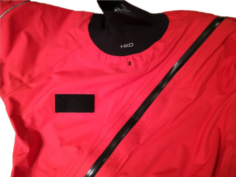 Trockenanzug Hiko Rescue in rot mit Latexmanschette am Hals und einem Namenschild auf dem Trockenanzug