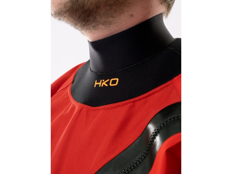 Trockenanzug Hiko Valkyrie für Wasserretter und Feuerwehr in rot aus Cordura und Airfour Gewebe mit am Hals einer Neoprenmanschette