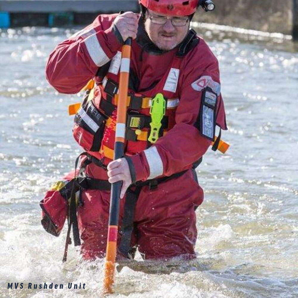 Rettungskraft bei der Strömungsrettung mit Watstange im Fließgewässer – professioneller Einsatz in Hochwasserlagen, Wasserrettung und Feuerwehr zur sicheren Personenrettung in bewegtem Wasser.