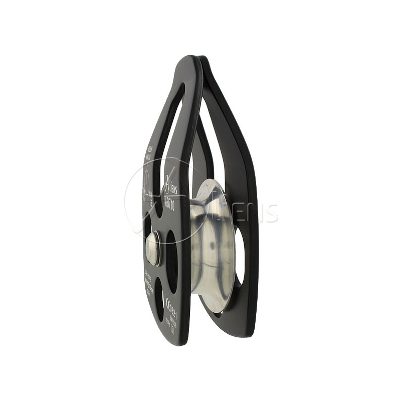 Eine Umlenkrolle in schwarz der Marke Aliens für 16 mm Seile. Die Innenrolle ist silberfarben und kann eine belastung von 15kN in beide Richtungen aushalten. Dies ist die Seitenansicht. Die Umlenkrolle läuft spitz oben zusammen, so dass problemlos ein Karabiner hineinpasst.