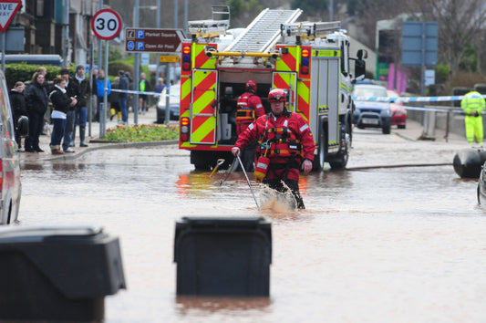 Wathose im Hochwasser die Gefahr- Trockenanzug kaufen