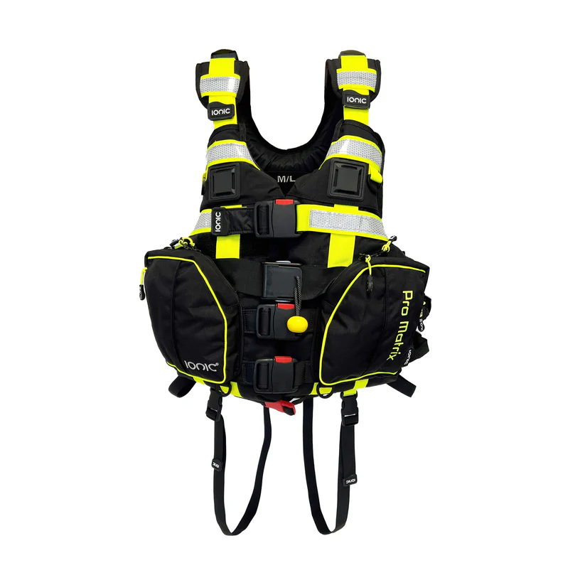Detailansicht der Pro Matrix Strömungsrettungsweste mit Quick-Release-System, Frontverschlüssen und großen Ausrüstungstaschen für Wasserrettung, Feuerwehr, DLRG und Wasserwacht – maximale Sicherheit, schnelle Bergung und optimaler Sitz bei Strömungs- und Hochwassereinsätzen.