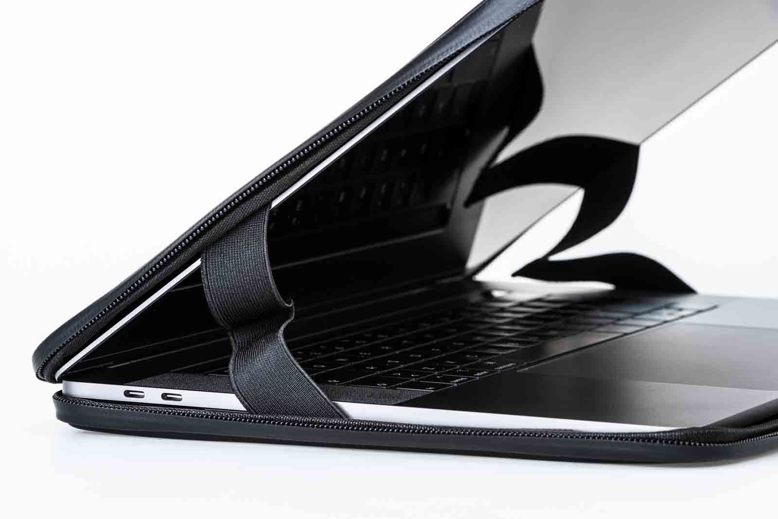 Wasserdichte Laptop-Hülle mit integrierter Aufstellfunktion und sicherer Notebook-Halterung für ergonomisches Arbeiten – ideal für mobiles Büro, Reisen, Homeoffice, Business und Outdoor-Einsätze.