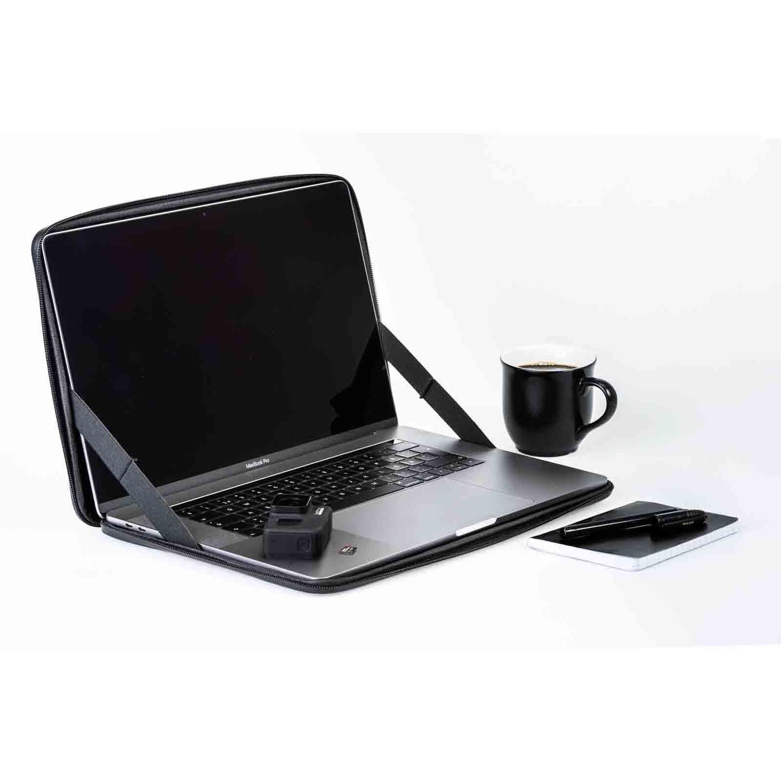 Wasserdichte Laptop-Tasche als mobile Workstation mit Notebook, Notizblock und Kaffeetasse – ideal für Outdoor-Abenteuer, Bootstouren, Reisen und den mobilen Arbeitsplatz.