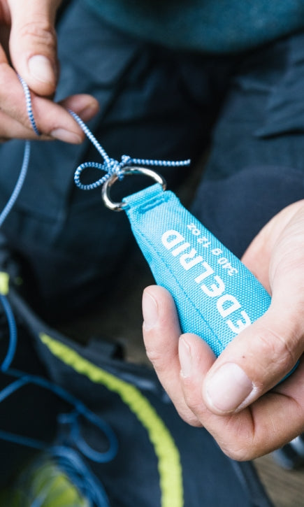 Seitenansicht eines kompakten Wurfsacks mit schwimmfähiger Rettungsleine für Strömungsrettung, Wasserrettung und Rettungseinsätze auf Fließgewässern. Professionelle Sicherheitsausrüstung für DLRG, Feuerwehr und Wasserretter.